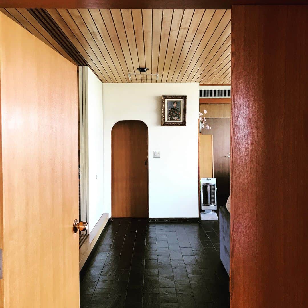 ムラカミカイエのインスタグラム：「所用で姉の家へ。There are things that you can't buy with money. My sis's early 70's style modern house. #midcenturymodern」