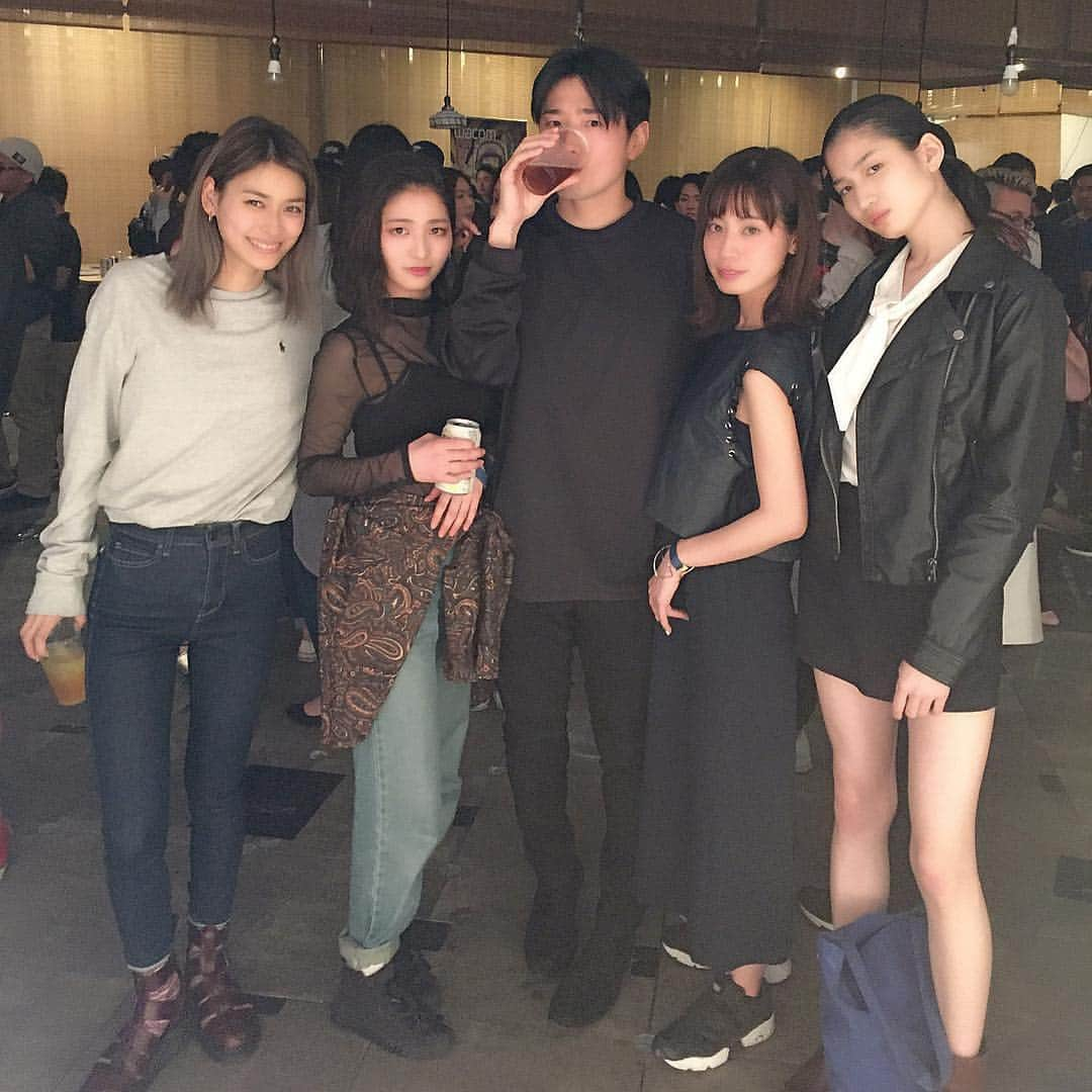 伊藤沙織さんのインスタグラム写真 - (伊藤沙織Instagram)「girls with ONEE . 女子の中に、オネエ . #redbull #art #OEKAKI #レッドブル #redbulldoodleart #JAPANfinal #japanesegirl」4月30日 21時35分 - saori__ito