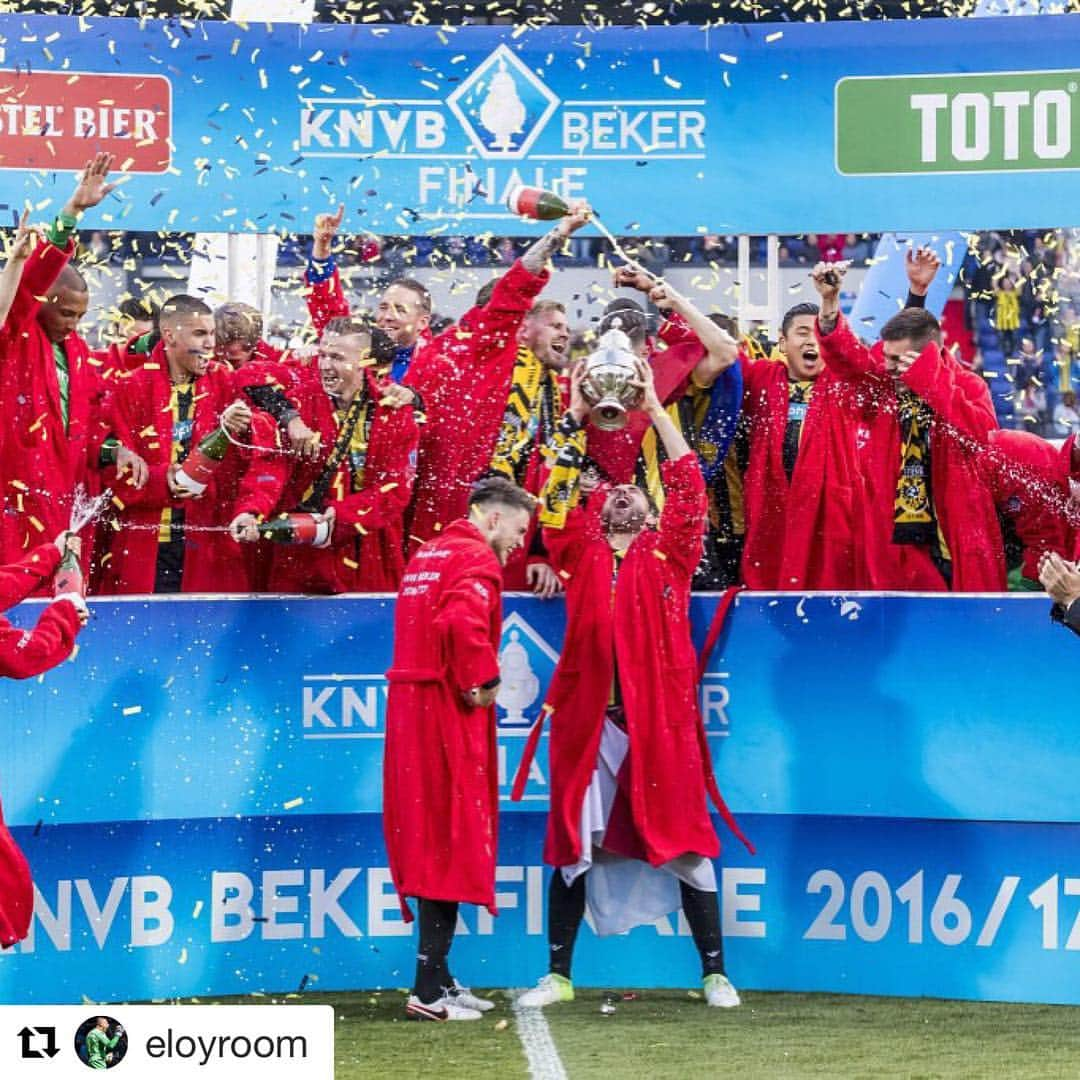 ハーフナー・マイクさんのインスタグラム写真 - (ハーフナー・マイクInstagram)「congrats vitesse  @37gk @eloyroom @alexanderbuttner #Repost @eloyroom with @repostapp ・・・ Unbelievable feeling! We made history today! 🏆💛⚫️💛⚫️🙏🏾🙏🏾 #champions #knvbbeker」5月1日 9時14分 - mike_havenaar_official