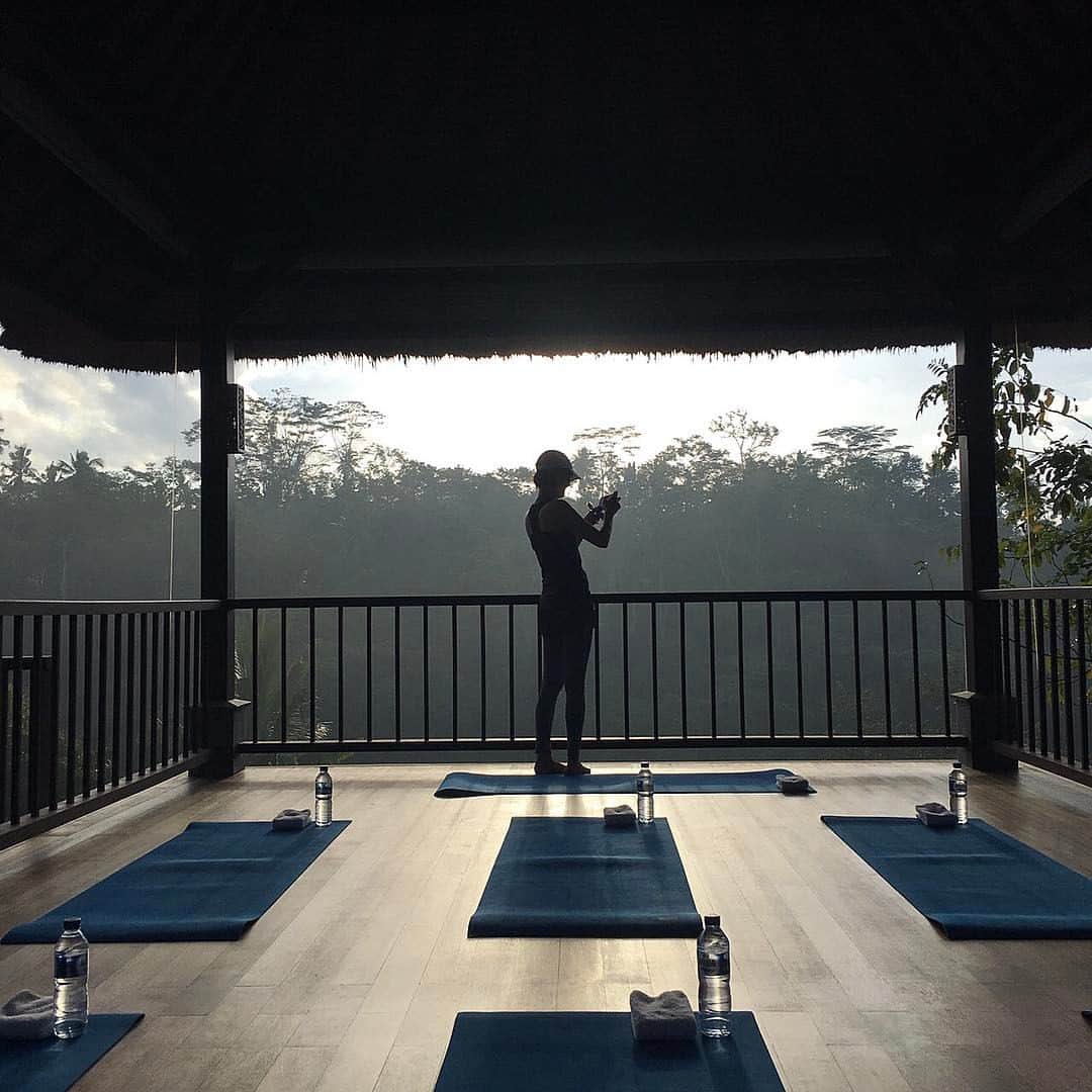 富岡佳子さんのインスタグラム写真 - (富岡佳子Instagram)「朝 YOGA 朝日と月光を浴びながら密林特有のマイナスイオンの中、YOGAを行う事ができます。深呼吸や瞑想でデトックス&エネルギーチャージになりました！」5月1日 9時57分 - yoshikotomioka