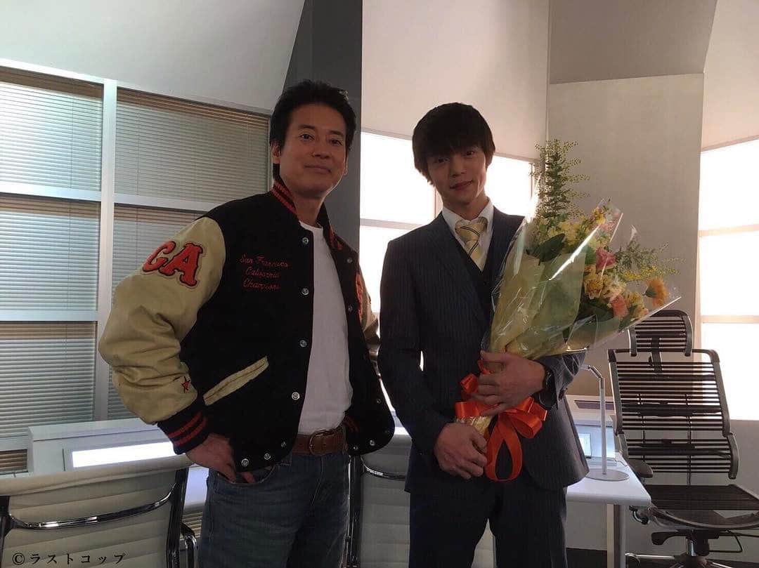 ラストコップのインスタグラム：「#京極さんに見守られて亮太オールアップ #窪田さんの目にキラリと涙が  #唐沢寿明 #窪田正孝 #ラストコップ #lastcop #映画」