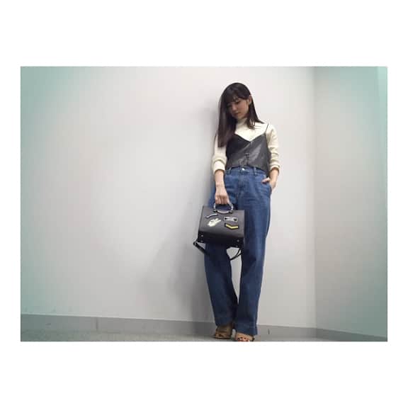 石川恋さんのインスタグラム写真 - (石川恋Instagram)「昨日の私服。この前ふらっと立ち寄ったお店で可愛いと思って即買いしたバッグがお気に入り💓キャミレイヤード×ゆるデニム。最近はスキニーより太めのデニムにはまってます👖#ootd #outfit」5月1日 19時14分 - ren_ishikawa