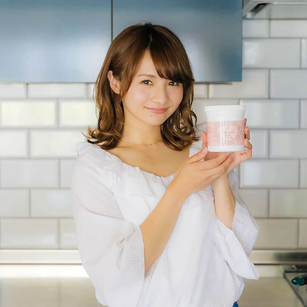 ゆうちゃん.jpのインスタグラム：「美容液に浸かっているようなご褒美バスタイム ５種類の美容・保湿成分でしっとりうるつる肌♪ ・ ・ スムーズパウダーを入れた湯船に浸かるだけ。これだけで美容成分の効果が角質まで浸透してうるつる肌に♪  #スムーズパウダー #お風呂 #バスタイム #美容液 #スキンケア」