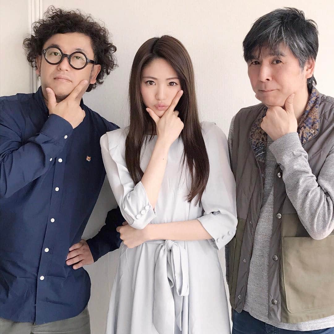 志田友美（ゆうみん）のインスタグラム：「宣伝会議「コピーライター養成講座」のポスター撮影✨ 6月に色んな所に貼られるよ💕お楽しみに🙋⭐️ 秋山具義さん谷山雅計さんと🤔 具義さんのお店行ってみたい！ウニも食べたい！！笑。」