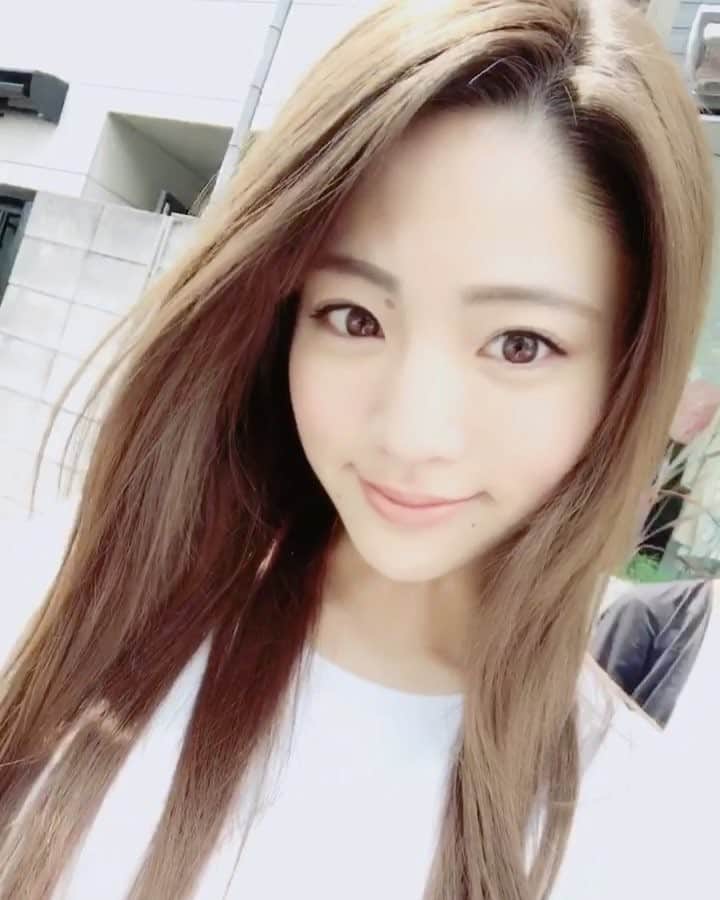 志田友美（ゆうみん）のインスタグラム：「ひっさびさに前髪なしで仕事した！ 意外にウケが良かったから伸ばそうか悩み中😏💭」