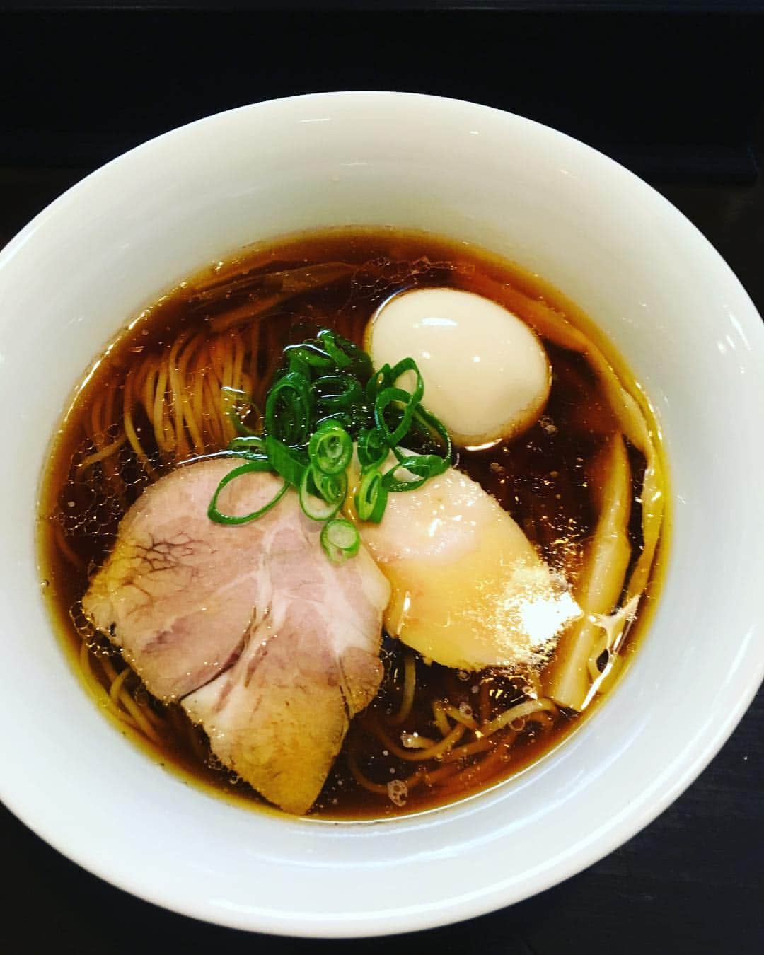 笛木優子のインスタグラム：「ラーメンは🍜もう食べないと心に決めたのに。。。😭 久しぶりに。。。 この画像でどこのかわかる人いるかなー 当たった人にはいいねするね〜〜w  #ラーメン」