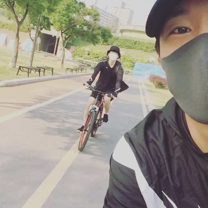 BIGSTARのインスタグラム：「#한강나들이 #우리는커플 #슬프다 @xxhakx @judybegood」