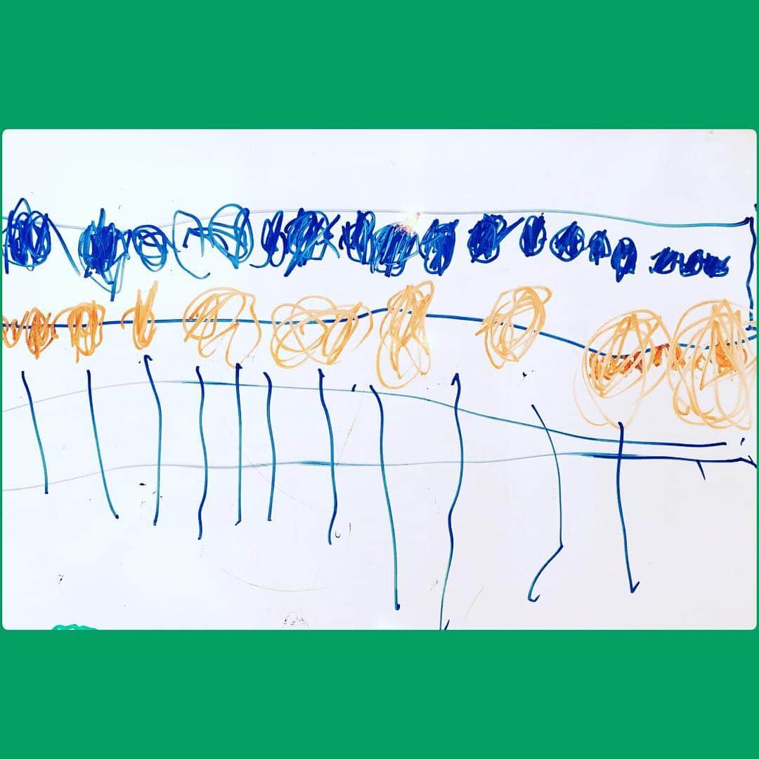春香さんのインスタグラム写真 - (春香Instagram)「男の子の描く絵は豪快😆 #三歳息子 #電車と線路 #それにしても長い #ホワイトボードいっぱい」5月1日 20時47分 - haruka__official