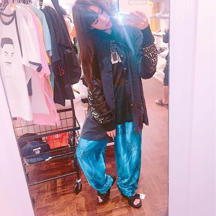 志田友美（ゆうみん）のインスタグラム：「全部古着🙌着心地さいこーです #古着 #hellomynameis #shibuya #109 #fashion #ootd #渋谷 #コーデ #2017春 #spring」