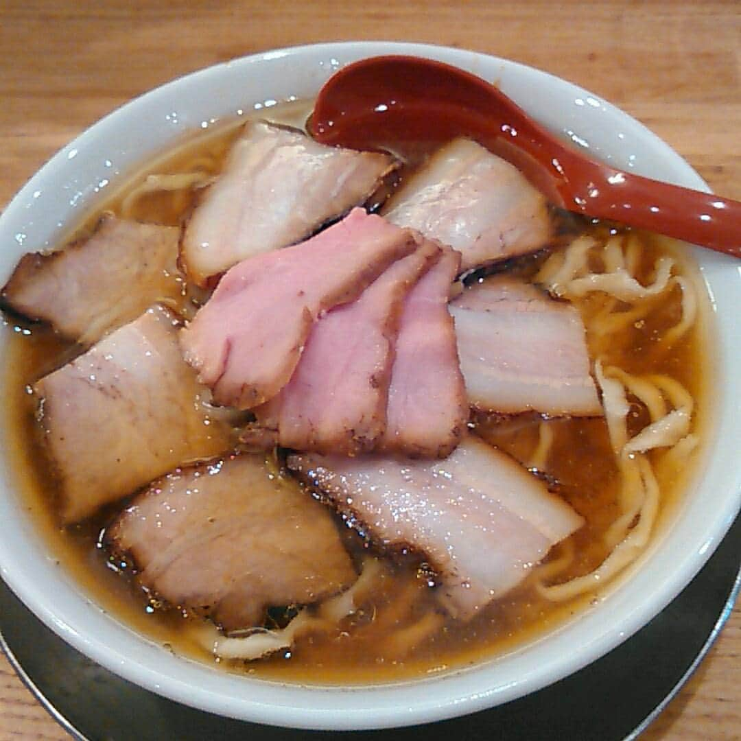 旅とラーメンのインスタグラム：「麺や七彩　@八丁堀 肉そば醤油1070円 注文を受けてから麺をうつスタイル。大盛も並も変わらないので大盛り。#七彩#八丁堀#ラーメン#ラーメン倶楽部#ラーメンインスタ#喜多方ラーメン」