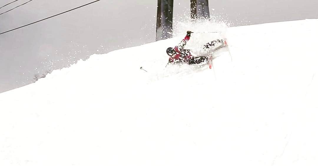 田村幸士のインスタグラム：「#kojiski #snowdiver ほぼ垂直に立つ雪壁を駆け上がり急ターン⛷ 佐々木明と滑ってからスキー場の中でも遊び場がたくさん増え、リフトやゴンドラからどこで遊ぶか探すのが楽しくなった👍ありがとう！ . SKI: SALOMON XDR88 BOOTS: SALOMON X PRO130 WEAR: SALOMON QST SNOW 2L JKT WEAR: WHITELIGHT PANT GLOVE: SALOMON QST GORE-TEX HELMET: SALOMON HACKER GOGGLE: SALOMON FOUR SEVEN POLE: SALOMON CARBON S3」