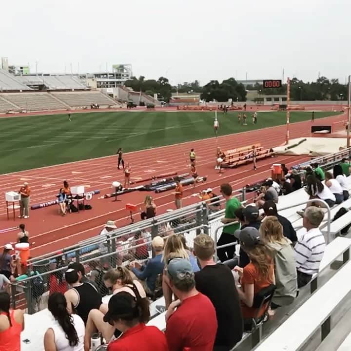 アリソン・ストーキーのインスタグラム：「Texas vibes have me feeling ready for some big heights! Thanks @utexastrackfieldxc being great hosts this weekend. On to the next!✌🏼」