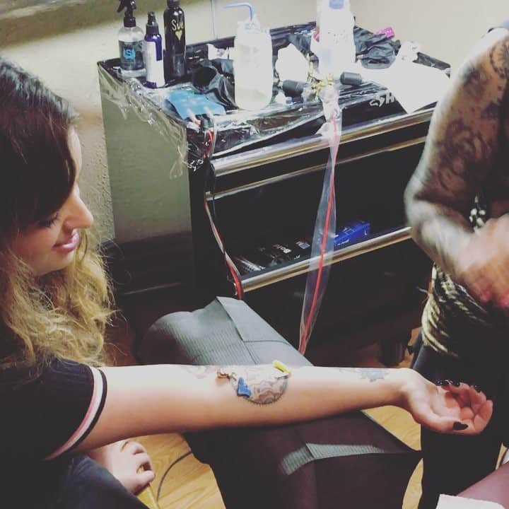 松居瑠里のインスタグラム：「昨日飛行機乗り遅れて今日帰国✈️🇺🇸 thank you so much @jessiprestontattoos 🌹✨💓」
