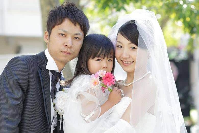 家族挙式はベストブライダルのインスタグラム：「大好評！！ ◇マタニティー＆お子様連れサポート◇ http://kazoku-wedding.jp/matanity_baby/ 家族挙式はマタニティ＆お子様連れでのウェディングをご検討の方にも安心してごじゅんびいただけるよう衣裳や準備期間の短縮など様々なサポートをご用意しております。 専門のスタッフがお二人のご希望にお応えできるよう最大限サポートさせていただきます！是非、ご気軽にお問い合わせくださいませ(^^) お電話でのご予約もお待ちしております！ ＜お問い合わせ＞ お電話　⇒⇒⇒　03-5733-8652（関東エリア共通ダイヤル） スマートフォン　⇒⇒⇒　http://kazoku-wedding.jp/sp/ 現地見学・お見積もり相談など現地で体験してください♪ 内容は当日プランナーまで☆ ＜各種ご案内＞ ▽資料のご請求 https://reg34.smp.ne.jp/regist/is… ▽来館のご予約 https://reg34.smp.ne.jp/regist/is… ▽挙式日照会・予約 https://reg34.smp.ne.jp/regist/is… ▽相談サロンのご案内 http://kazoku-wedding.jp/salon/ ▽先輩カップルの声 http://kazoku-wedding.jp/couple/ ＜Ｑ＆Ａ＞ 費用に関して　⇒　　http://kazoku-wedding.jp/faq01/ 見学に関して　⇒　　http://kazoku-wedding.jp/faq02/ 挙式当日に関して　⇒　http://kazoku-wedding.jp/faq03/ その他　⇒　http://kazoku-wedding.jp/faq04/ わたしたちが家族と呼べる人と。 家族挙式 #家族挙式#ベストブライダル#bestbridal#結婚式#挙式#和婚#会食#披露宴#無料試食#試食#式場#会場#会場見学#見学#相談#相談会#チャペル#chapel#ウェディング#wedding#ウェディングドレス#ドレス#dress#試着#フェア#サロン#ウエディングプランナー#わたしたちが家族と呼べる人と#ウェディングドレス#マタニティ#マタニティーウェディング」