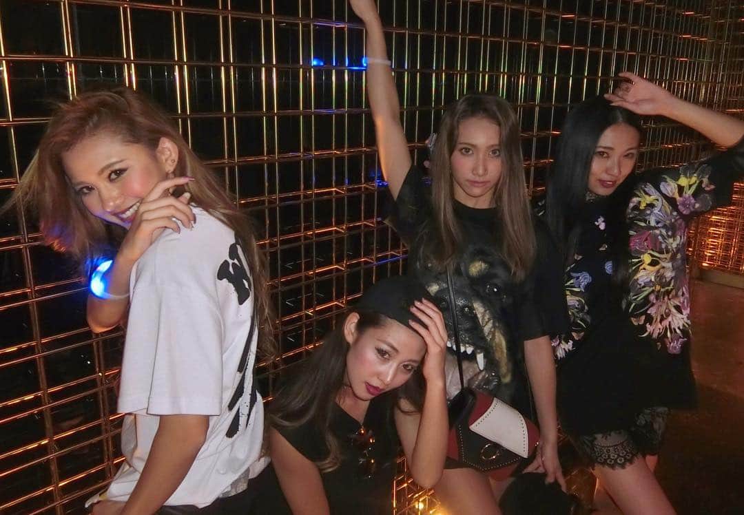 カレンさんのインスタグラム写真 - (カレンInstagram)「昨夜、中国から帰国しましたー！💓🇨🇳 最高に楽しい毎日を過ごせたのは今回一緒に行った皆さんのお陰です🤗✨ たくさん笑った笑った💖 余韻に浸りながら今日は新潟に向かってるー‼︎🚄🎶 #cyberjapan #cyberjapandancers #dancer #girls #japanesegirls #lastnight #party #China #club #face #offwhite #中国」5月2日 18時47分 - cjd_karen