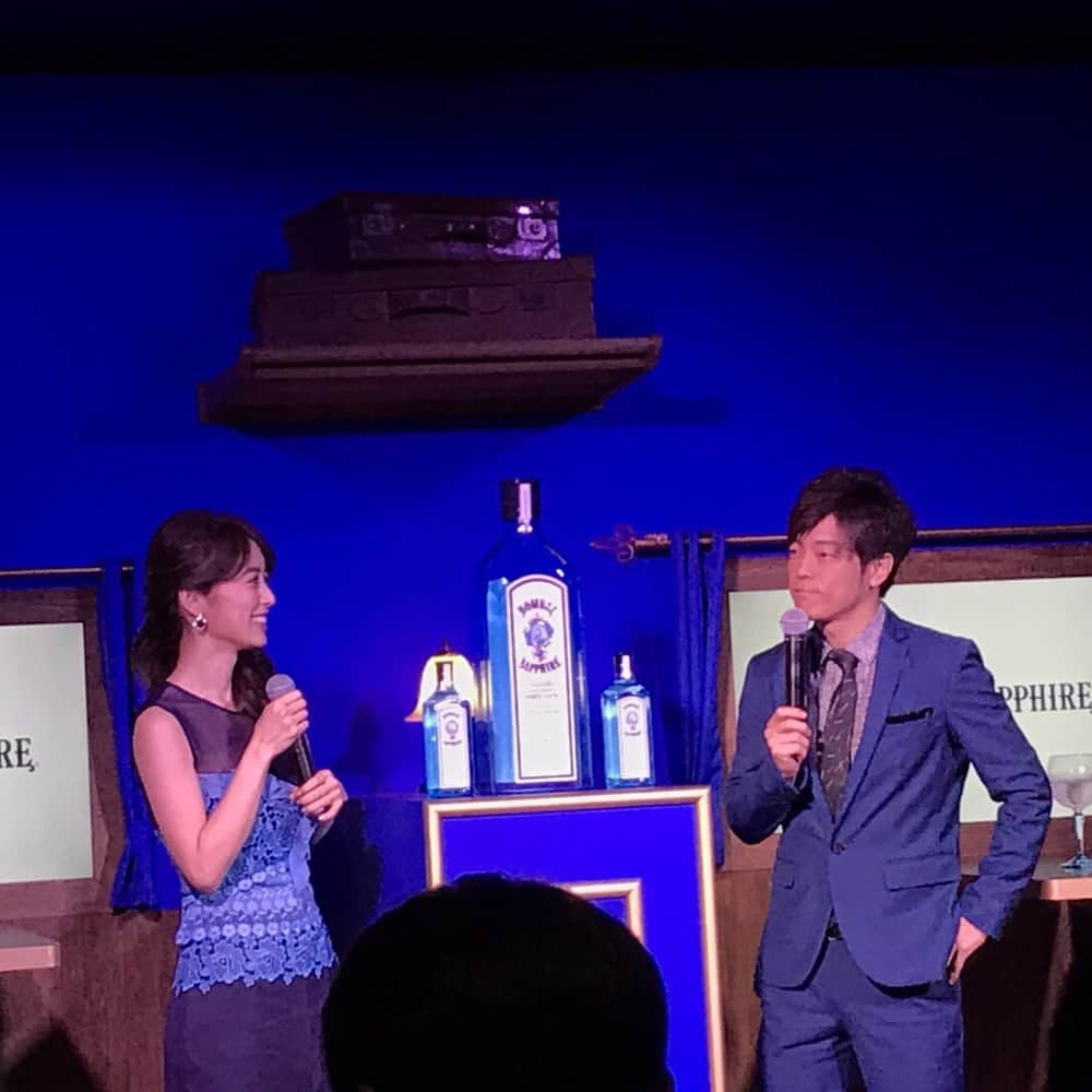 泉里香さんのインスタグラム写真 - (泉里香Instagram)「今日は「BOMBAY SAPPHIRE」の発表会でした🍸💙 ボンベイサファイアを使用したジントニックをいただいたのですが、10種類のボタニカルがブレンドされたお酒なので、 香り豊かで、とても美味しかったです🍋 渋谷キャストで、明日5/3から7日まで「ボンベイ・サファイア」のデジタルアートバーがオープンしているので、ぜひ遊びに行ってみてくださいね😋 ドレスは、ボンベイサファイアのサファイアカラー#スリーフロア 👗 #bombaysapphire#陣内智則#泉里香」5月2日 20時13分 - rika_izumi_