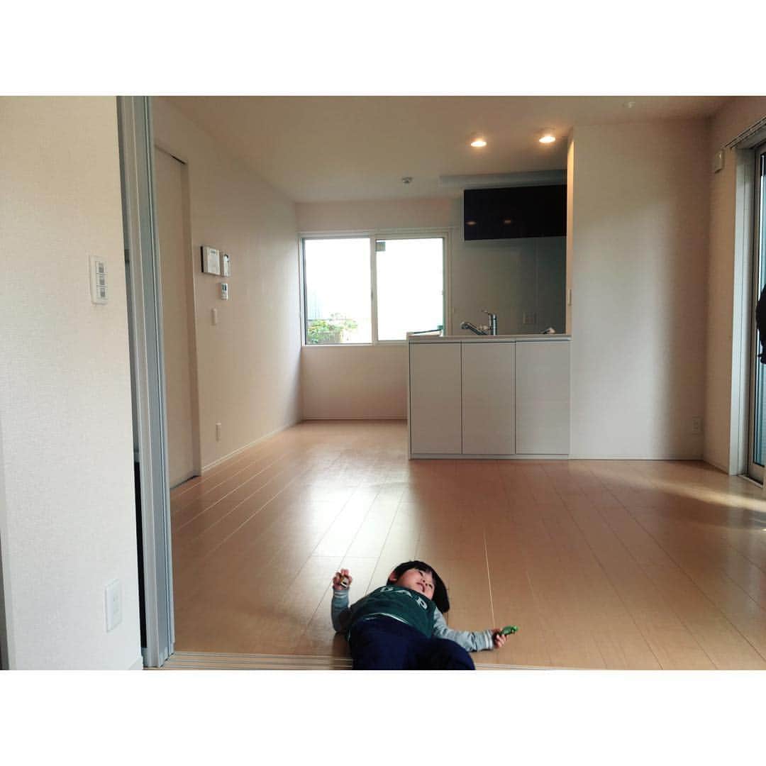 鈴川絢子さんのインスタグラム写真 - (鈴川絢子Instagram)「4月末にお引越ししました。 (写真は2年半住んだ前の家) この家に来たときはバウンサーに乗せられ揺れてるだけだった息子も、今回は重いなーと言いながら一緒にダンボールを押して引越しを手伝ってくれるほど大きくなりました☺️ ここでいっぱい動画撮ったなぁ」5月3日 0時39分 - suzukawaayako