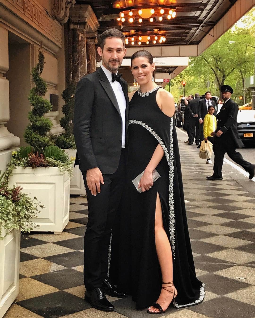 ケビン・シストロムのインスタグラム：「Last night @Nicole and I attended the #metgala with my cofounder @mikeyk and his wife @kaitlyn - every now and then us Silicon Valley folks like to hang up our hoodies and throw on a tux. You can watch my story for more behind the scenes fun!」