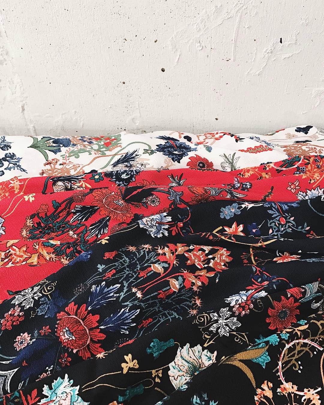 スピンズ原宿店さんのインスタグラム写真 - (スピンズ原宿店Instagram)「2way gown one-piece. Color Variation ↪︎ BLK. NVY. RED. WHT _ カラーによって雰囲気の変わる ガウンワンピースは選べる4カラー☺︎ 着画は次の写真で♩ #スピンズ原宿店 #newarrival」5月3日 18時12分 - spinns_harajuku