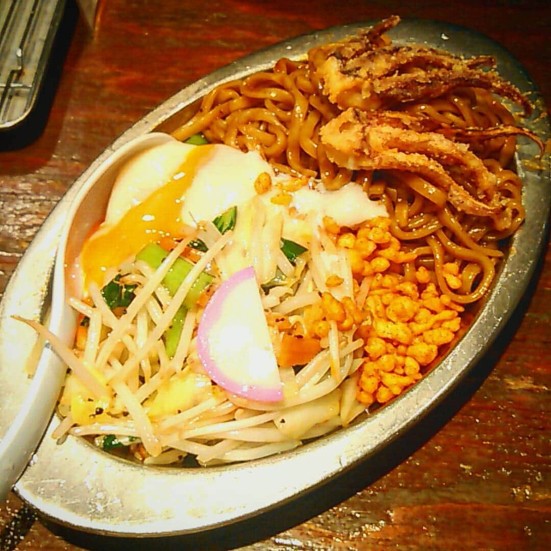 旅とラーメンさんのインスタグラム写真 - (旅とラーメンInstagram)「トナリ　@丸の内 焼そば半熟玉子750円 久しぶりにラーメン以外を。半熟玉子をレンゲにのせ、つけめんのように食べるという技をマスターしました。 #焼そば#トナリ#丸の内#東京#ラーメン#ラーメンインスタグラマー#ラーメン倶楽部」5月3日 17時20分 - tabitoramen