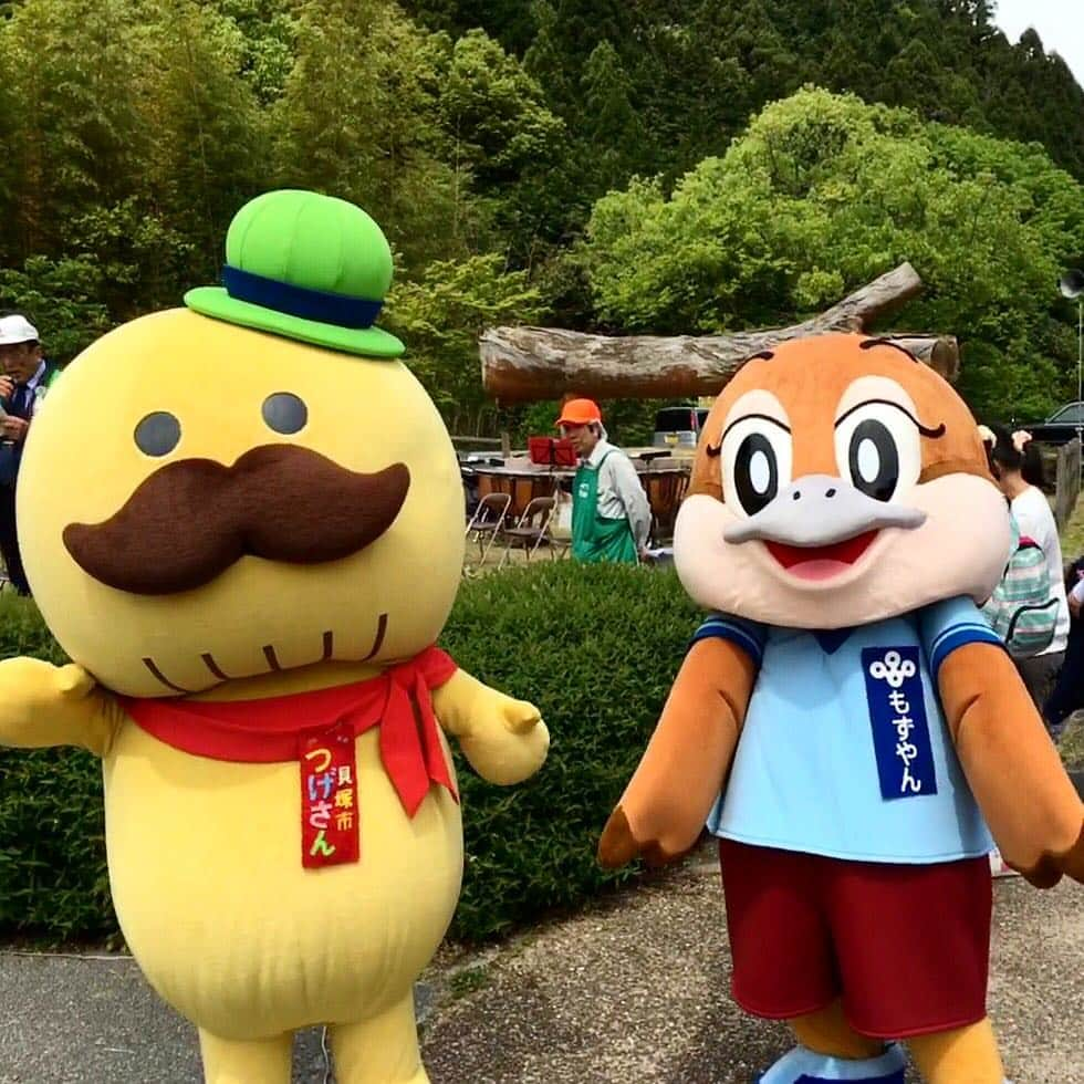 丸山穂高のインスタグラム：「たわわ祭りには、貝塚市のイメージキャラクター「つげさん」と、大阪の副知事「もずやん」も。最近は各自治体公認のゆるキャラも多いですね、自治体広報も色々試行錯誤。 #つげさん #もずやん #貝塚市 #たわわ」