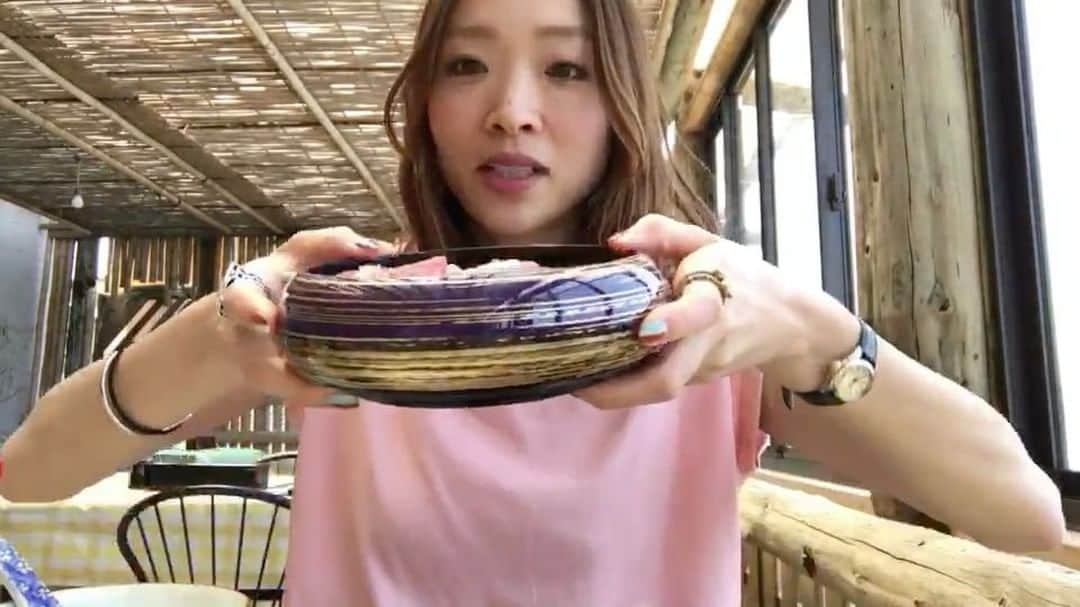 野尻美穂のインスタグラム：「今私は金沢に来ていますがお寿司待ちで暇なので先日天草で食べたウニひつまぶし海鮮丼のお蔵入り1人ムービーをどうぞ。 #jtbeams #BEAMS #お蔵入り #勝手に食レポ #食レポにもなってないが #とにかくウニの炊き込みご飯が美味しすぎたんだよ #波の音もお楽しみください #天草 #女子旅」