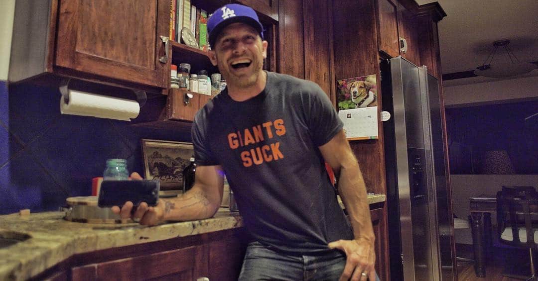 イーサン・エンブリーのインスタグラム：「My favorite shirt was super true tonight.」
