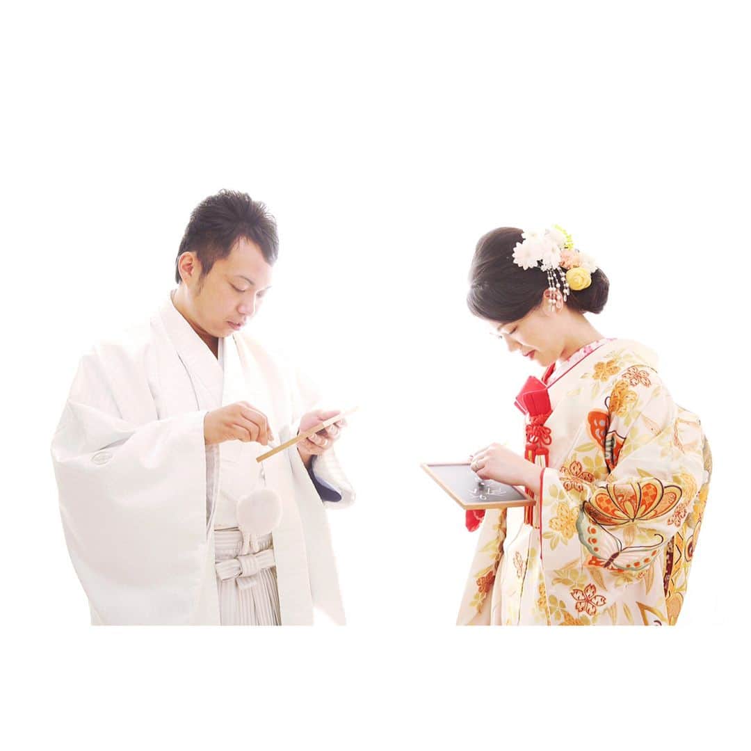 FAST WEDDING VITAのインスタグラム：「和装前撮りレポ❤️ お互いの好きなところを書いて🤔💕😍照れた表情も🙆📷 #fastweddingvita #ファストウェディングヴィータ #和装#和装ヘア#和装前撮り#前撮り#前撮りレポ#着物#和婚#海外ウェディング#レストランウェディング #ウェディングフォト #フォトウェディング #結婚写真#結婚式前撮り#カメラマン #ウェディングレポ #プレ花嫁#卒花嫁#プレ花嫁卒業 #花嫁#花嫁ヘア #結婚準備#結婚式準備#結婚式DIY #日本中のプレ花嫁さんと繋がりたい #全国のプレ花嫁さんと繋がりたい #東京#品川区#天王洲アイル」