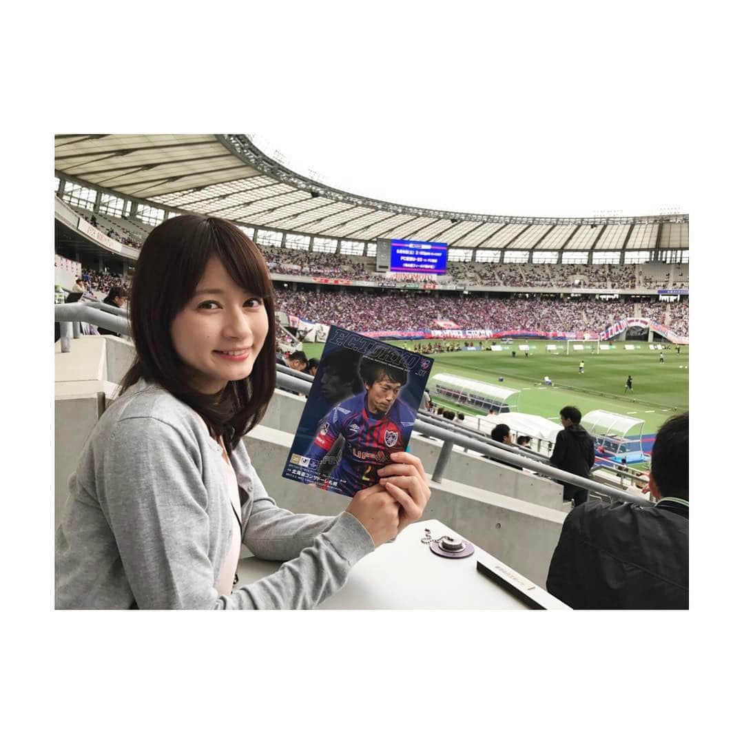 のインスタグラム：「今日は サッカー・ルヴァンカップ FC東京 × コンサドーレ札幌 の取材で 味の素スタジアムに😌  注目はなんといっても “和製メッシ” として バルセロナの下部組織で活躍した １５歳の久保建英選手です！  本格的なＧＷ初日 トップチームでの初出場が 期待されていましたが… リードしていた後半21分…久保選手の姿が！ サポーターの大歓声で迎えられました。 気になるプレーは… 詳しくは今夜のNEWS23をご覧ください😊  #news23 #ルヴァンカップ  #FC東京 #コンサドーレ札幌 #味の素スタジアム」