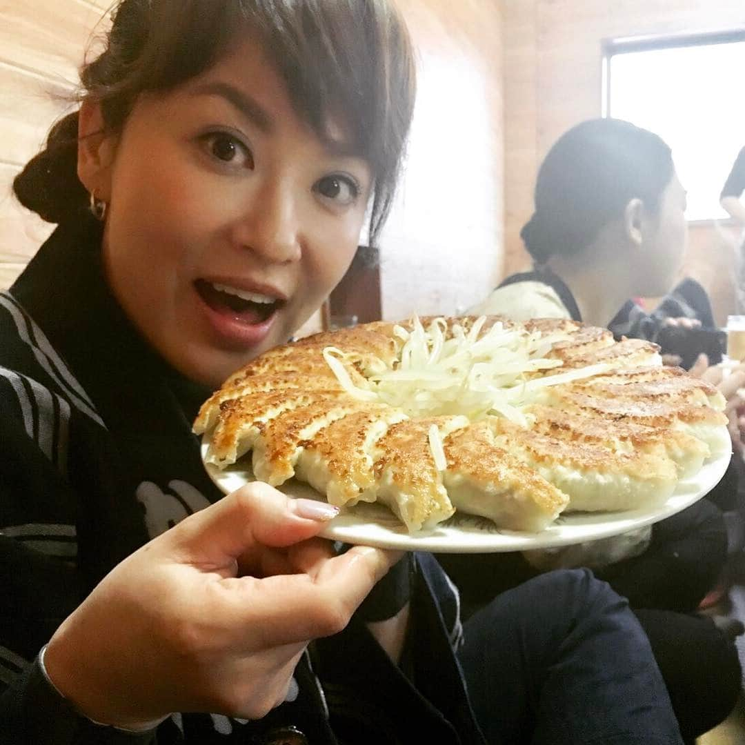 鈴木砂羽さんのインスタグラム写真 - (鈴木砂羽Instagram)「ゴールデンウィークもやっぱり餃子、それも浜松餃子だぁねぇ〜〜〜♡♡(ﾟ∀ﾟ)♡♡ #浜松 #餃子 #味通 #ゴールデンウィーク #浜松祭り #やいしょ」5月3日 20時44分 - bombon_sawa