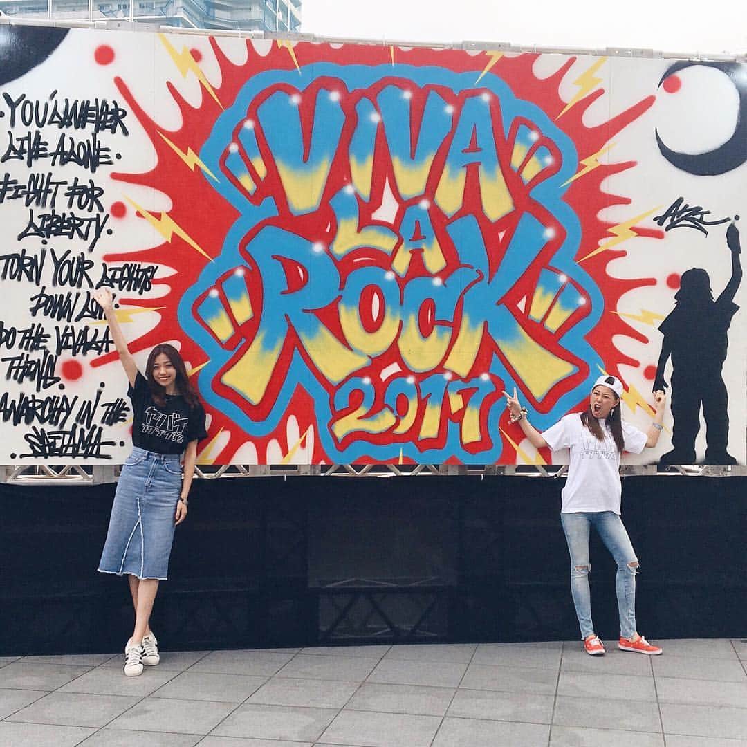 岩崎志保のインスタグラム：「. . #VIVALAROCK #VIVALAROCK2017 🌈 . 私のGWはやはりライブ！フェス！😎 ビバラ1日目行って来ました〜 楽しかった楽しかった楽しかったあーーーーー！！！！！ 出入り口に今回のオフィシャルロゴの大きいAZIくんペイント♫ (きんちゃん、AZIくんと手繋いでる。笑) . #ビバラロック #ビバラ #ヤバイゾクゾクする #ビバラロック2017 #AZI #rakugaki #楽描き #しほのらいぶきろく」