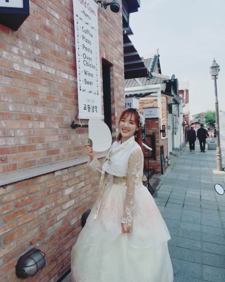 ミンヒ のインスタグラム：「한복..너무 이쁜거 아닌가요?!😚💕 . . . #꼭갈만한곳#전주한옥마을#머리장식이뽀#😭」