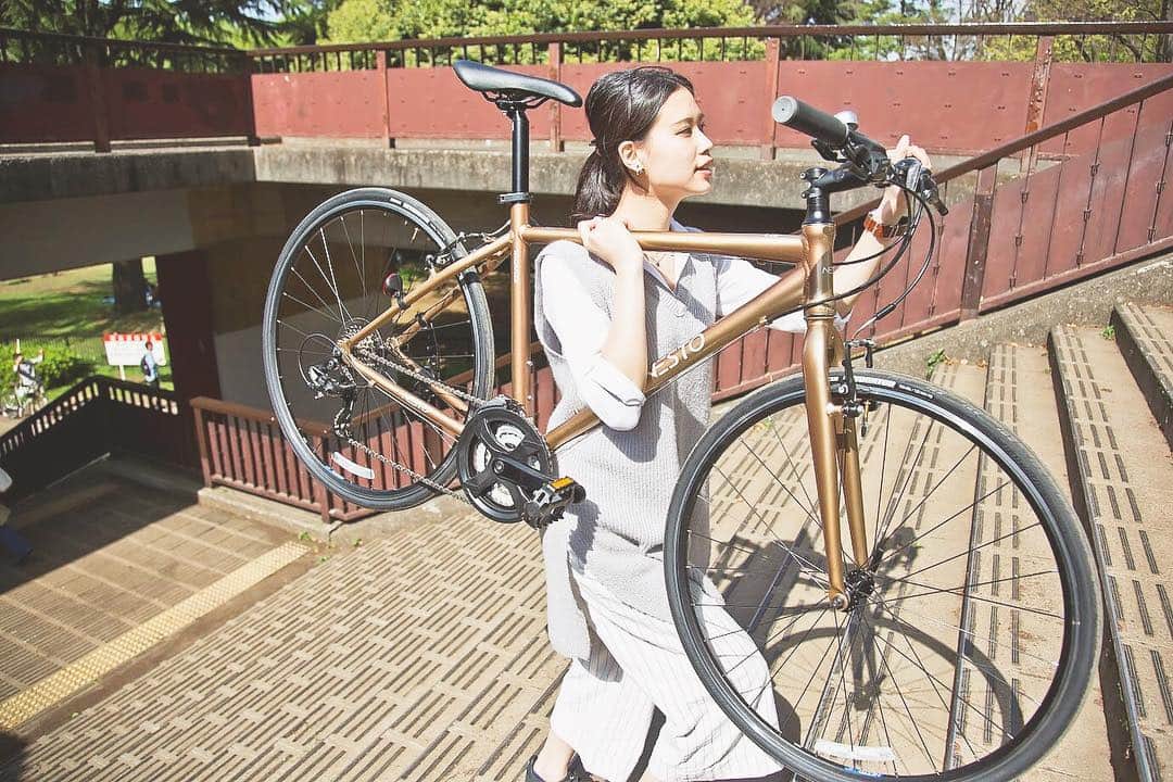 NESTOさんのインスタグラム写真 - (NESTOInstagram)「VACANZEは、軽いんです。 __ #NESTObikes #VACANZE #クロスバイク #代々木公園 #サイクリング #自転車のある生活 #自転車女子 #bicyclephotos #bicyclegirl #最軽量」5月4日 11時56分 - nestobikes