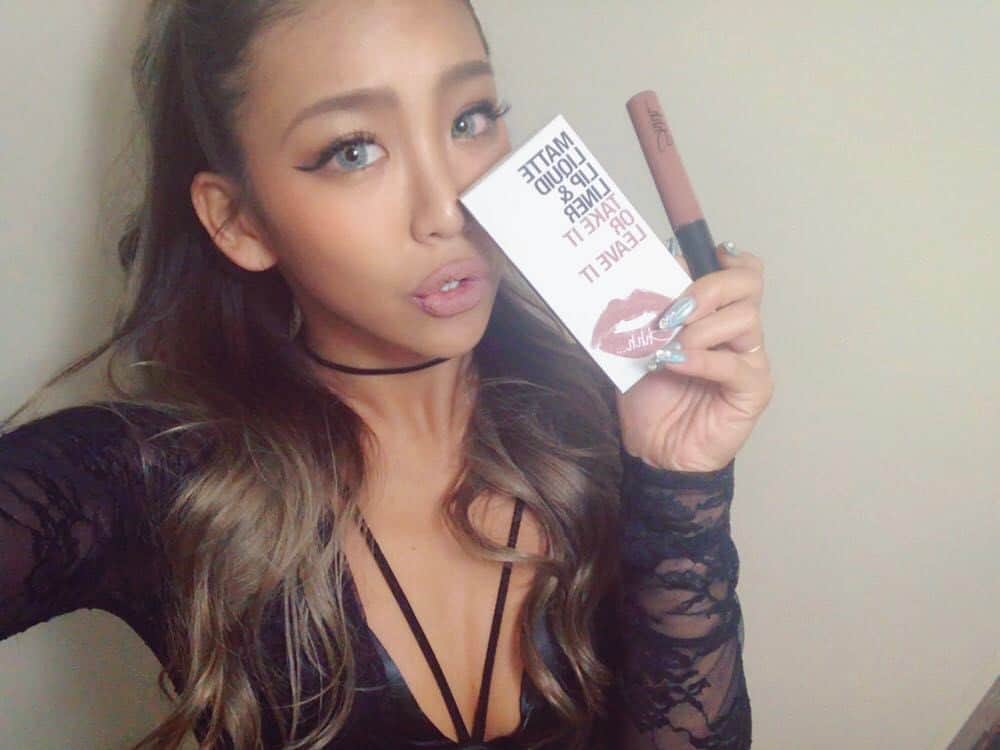 のインスタグラム：「💋💋💋 @shhh_tokyo  @anela_tokyo で先行発売中💄 ブラトップもチョーカーも @anela_tokyo のだよ♥️ #shhh💋 #anelatokyo #mattelipstick #マットグロス #マットライナー #2本セット #matte #mattelips #matteliquid #mattelipliner #限定先行発売 #マットリップ #マットリップライナー #kogenatsu #焦げNATSU #こげなつ #おっぱいどっかお逝きになられました #谷間が1ミリも出来ない問題 🤷🏿‍♀️ #減量あるある #また増量後に会おう」