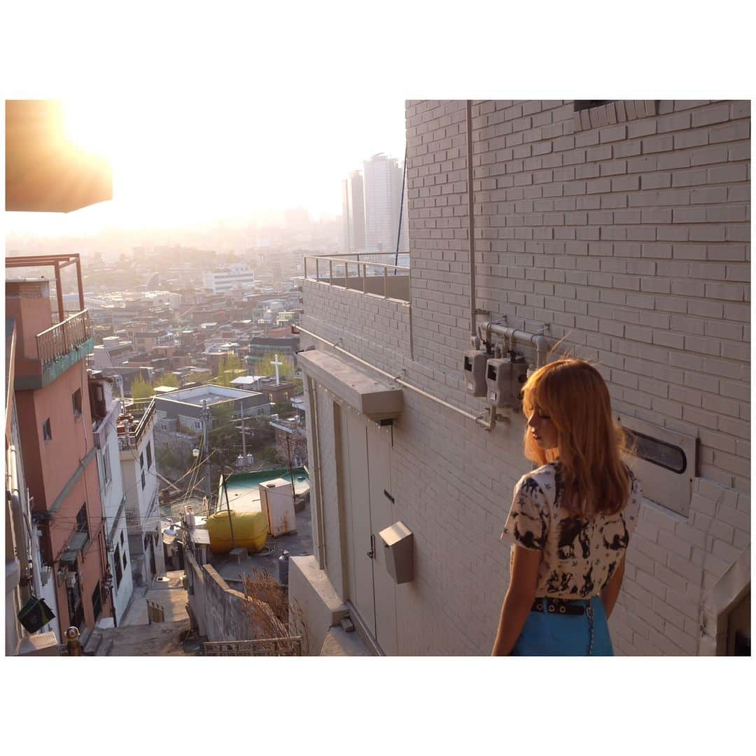 BLACKPINKさんのインスタグラム写真 - (BLACKPINKInstagram)「#blackpink #lisa#블랙핑크 #리사#purpleheartsforlisa #트레비 #광고⛅️🌥📸포토 바이 치츄💞」5月4日 10時24分 - blackpinkofficial