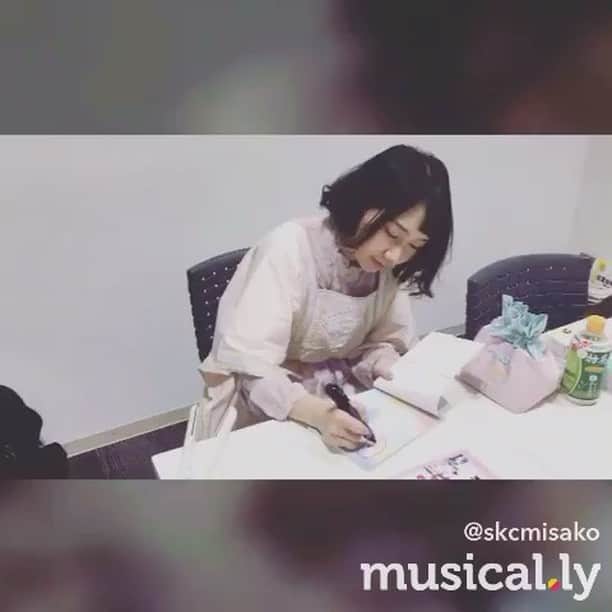 みさこのインスタグラム：「サインしとるんるん♪ #バンもん #渋谷TUTAYA #スタイルブック発売 #イベント」
