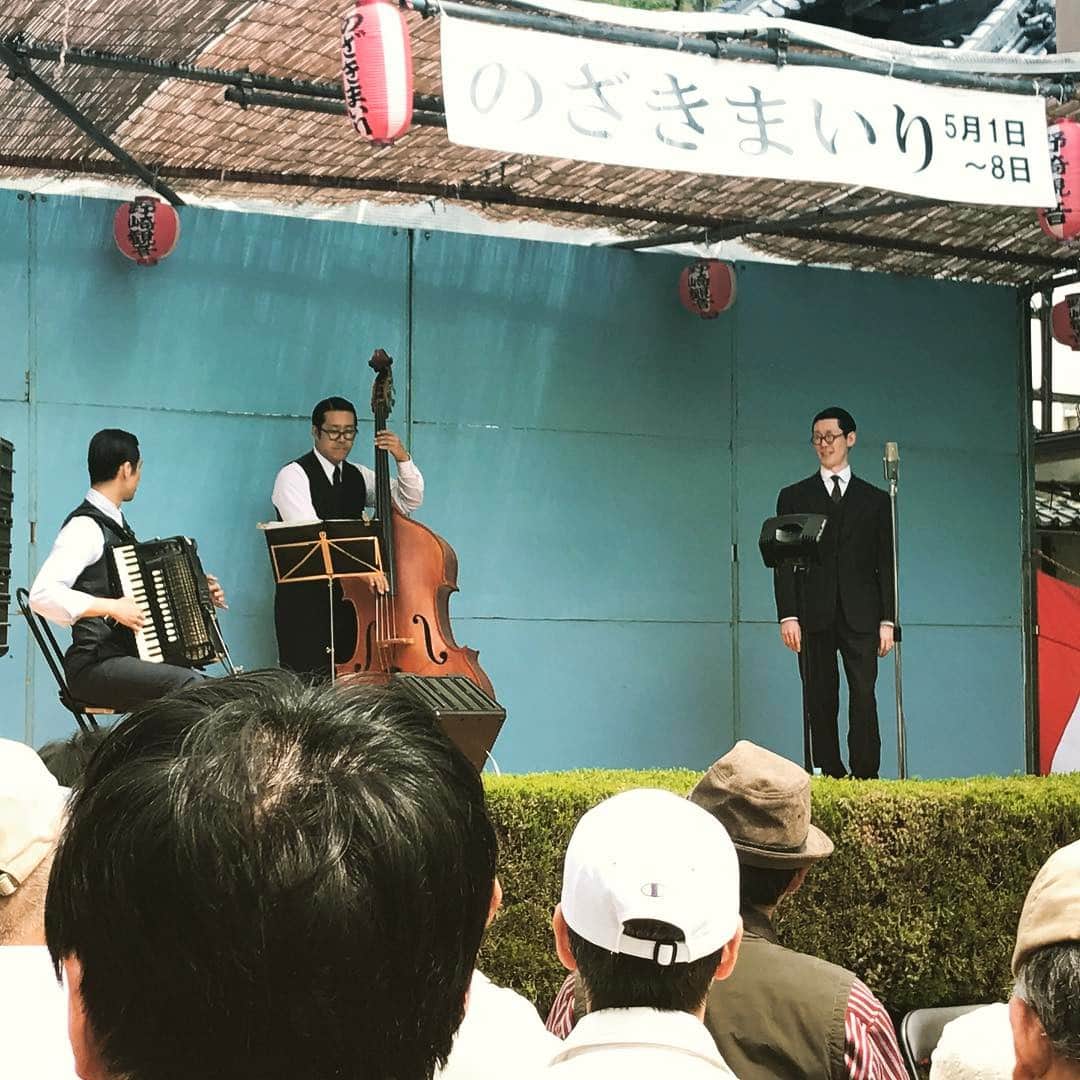 オカノアキラさんのインスタグラム写真 - (オカノアキラInstagram)「初めてのざきまいりに行って来ました。足が悪いので上まで行けるか心配でしたが何とか行けました。 #のざきまいり #野崎 #東京大衆歌謡楽団」5月4日 14時51分 - nanakuse5