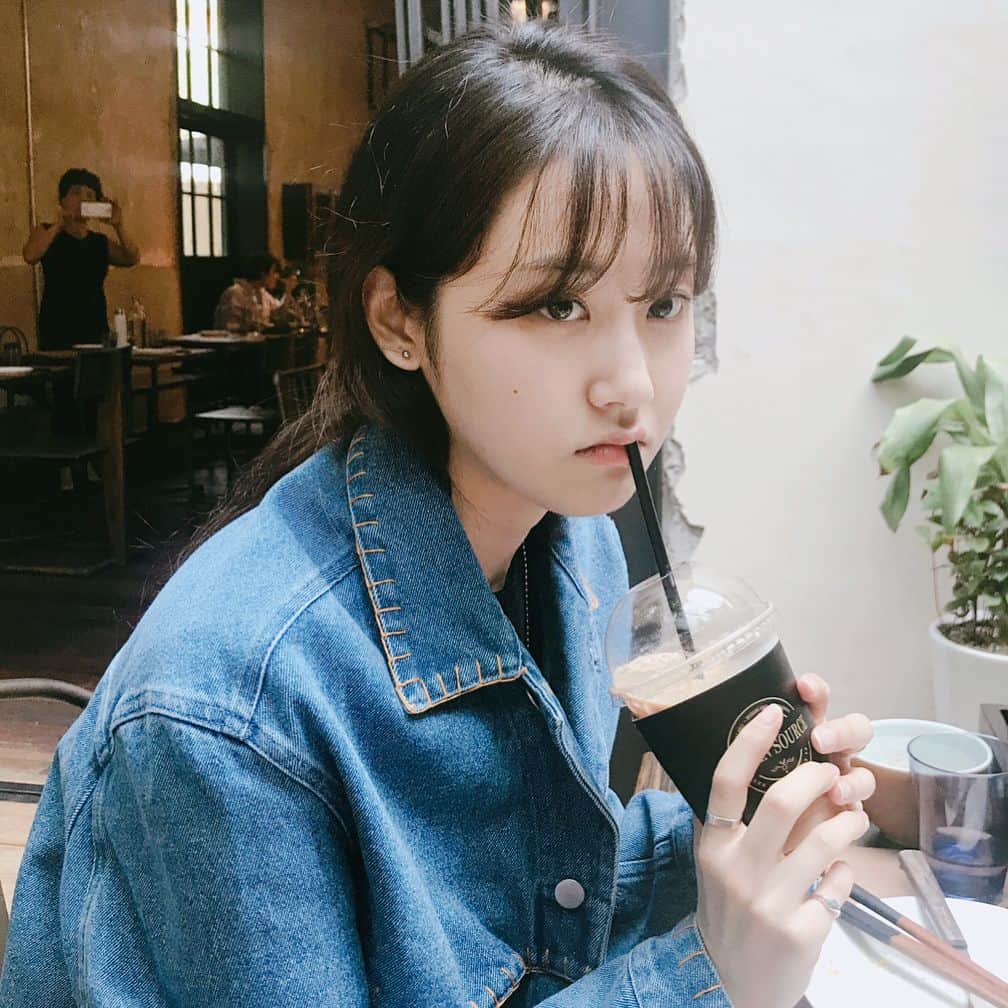 ガユンのインスタグラム：「😶😗🙂」
