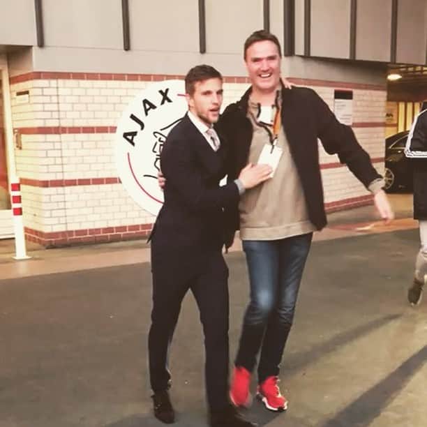 ジョエル・フェルトマンのインスタグラム：「Ajax, de grootste trots van Mokum! 🎵 ⚪️🔴⚪️ #ajax #wijzijnajax」