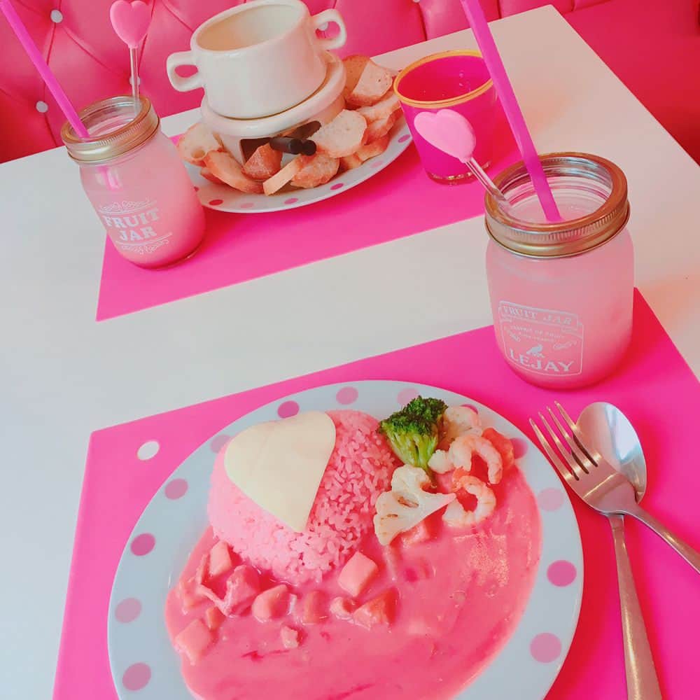 流川るなさんのインスタグラム写真 - (流川るなInstagram)「この前バービーカフェ行って来ました！  店内ピンク一色でバービーたくさんいてかわいかったなぁ♡  #barbie #cafe #pink #cute #yokohama」5月4日 17時55分 - rukawaruna