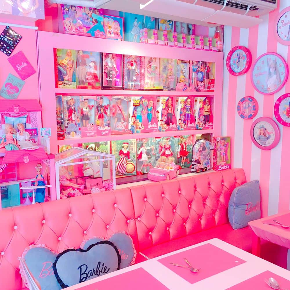 流川るなのインスタグラム：「この前バービーカフェ行って来ました！  店内ピンク一色でバービーたくさんいてかわいかったなぁ♡  #barbie #cafe #pink #cute #yokohama」