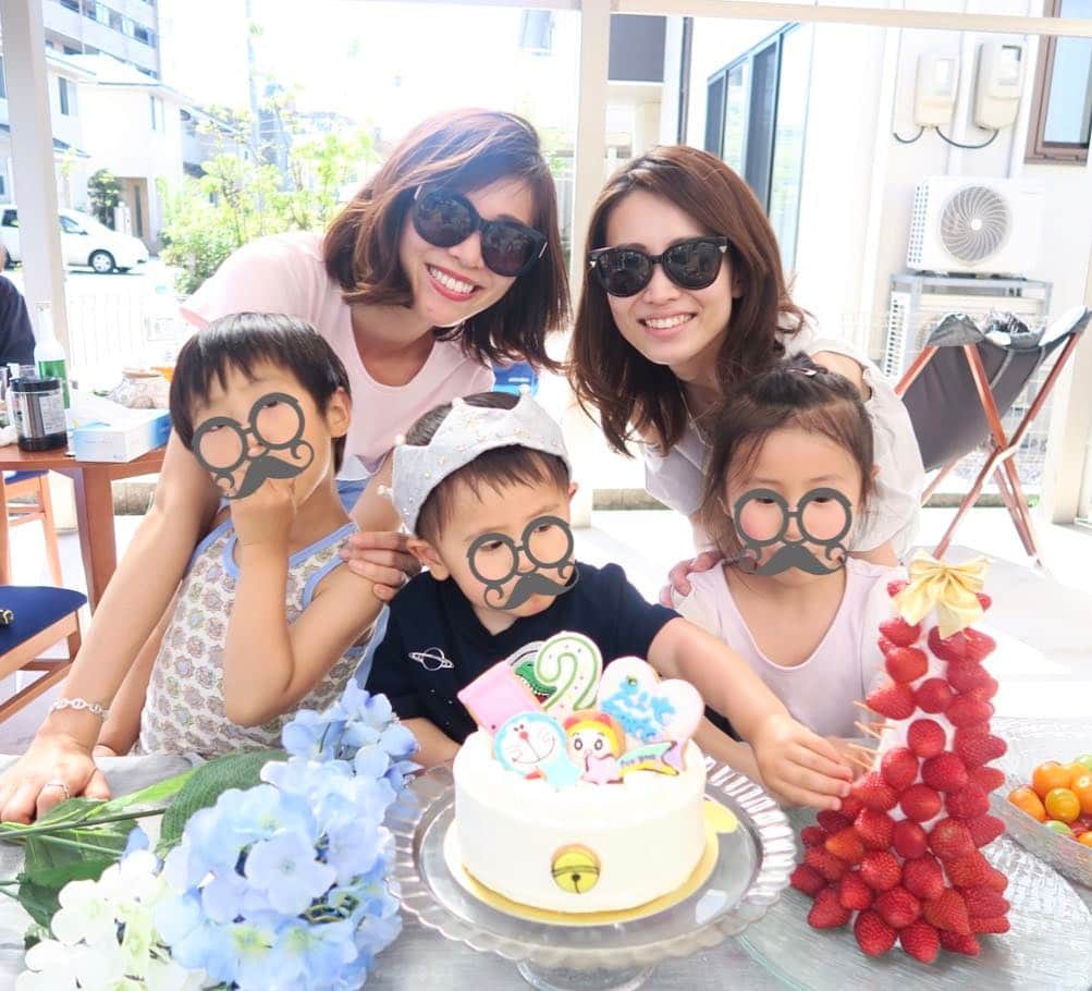 ayu kagawaさんのインスタグラム写真 - (ayu kagawaInstagram)「今日はBBQ&愛する甥っ子のお誕生日会🎂 ずんぐりむっくりの甥っ子、癒しでしかない🤤♡ そのまま、すくすくのびのび大きくなってね✨ ・ 宝物の３人👦🏻👶🏻👧🏻💓 暑くて息子は下着姿🤷‍♀️ ・ #happybirthday#BDP#BBQ #nephew#cousin #sisters#lovefamily」5月4日 23時20分 - ayuyunyun