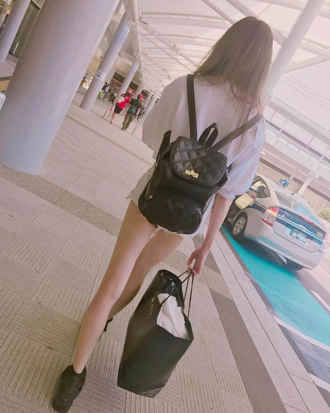 志田友美（ゆうみん）のインスタグラム：「広島とてもいい街でした！夢アドのGW最終日は大阪だよん。 楽しもうね！#大阪 #広島駅にて #遠征の時はショッパーが鉄板 #たまに重すぎてちぎれる」