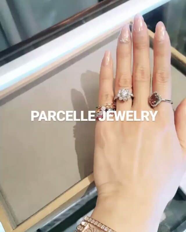 まき子のインスタグラム：「こないだお邪魔した大好きな品田さんのお店	PARCELLE JEWELRYさん💍💎色石が好きになりそう♡♡ #パーセルジュエリー #カラーストーン#diamond#colorstone #サンフラワー#pinkgold	#PARCELLEJEWELRY#harryWinston#pinkstone #ruby#jewelry」