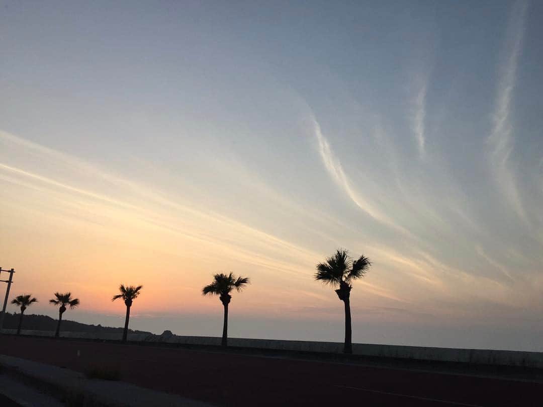 ろびんのインスタグラム：「🌇🌴☀️ #sunset #sky #綺麗 #gw」