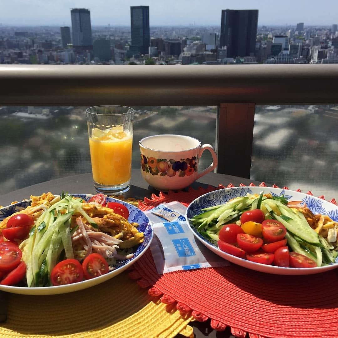 佐々木明子さんのインスタグラム写真 - (佐々木明子Instagram)「お天気のいい日はベランダで中華三昧」5月5日 15時25分 - akikosasaki4007