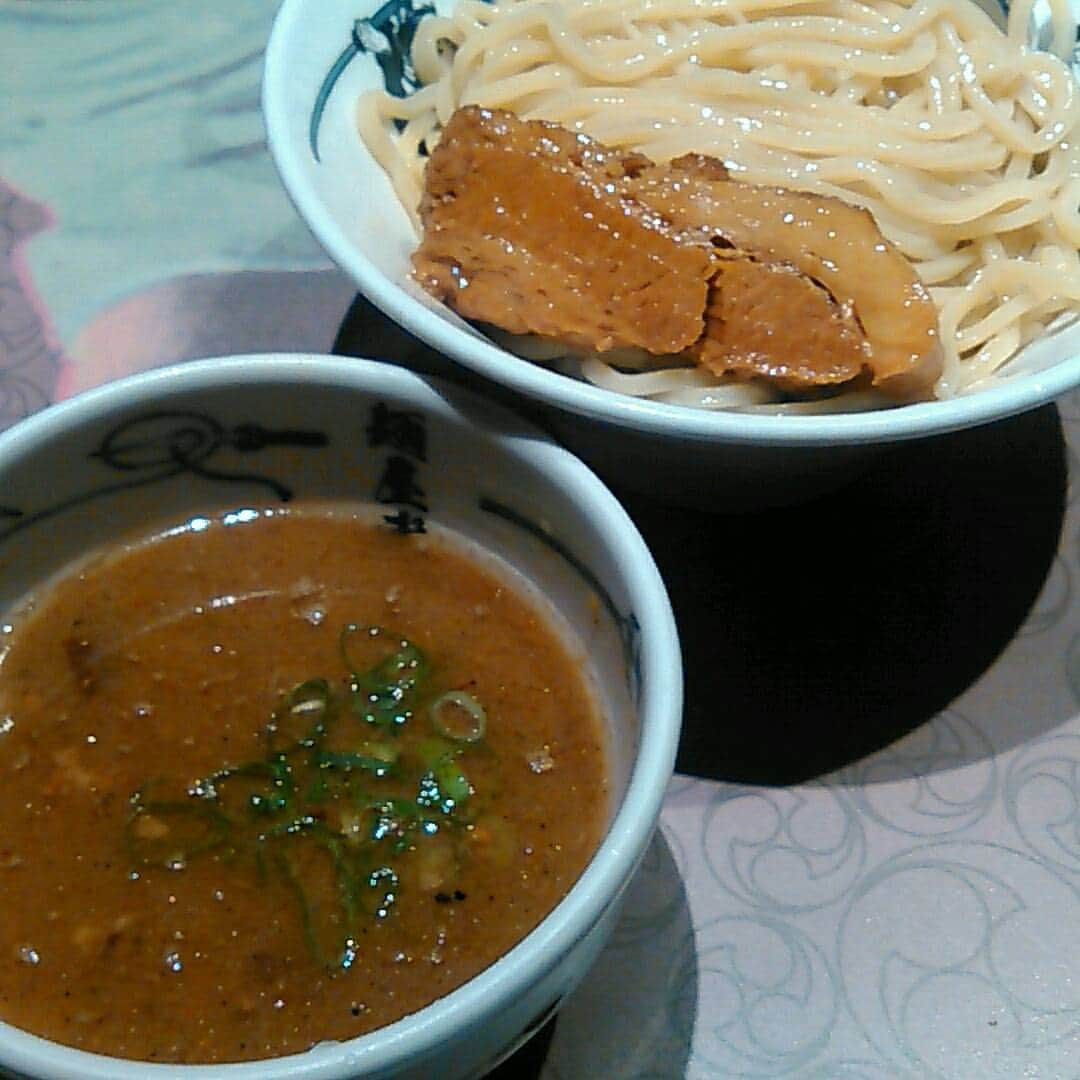 旅とラーメンのインスタグラム：「麺屋武蔵　@田町 つけ麺860円 急につけ麺が食べたくなり、並盛、中盛、大盛が同じのこちらへ。前回は濃厚、今回はふつう。#麺屋武蔵#麺屋武蔵芝浦店#芝浦#田町#三田#ラーメン#ラーメン倶楽部#ラーメンインスタグラマー」