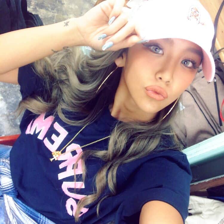 のインスタグラム：「#三宿基地 @k_ikeda1130 #内職おじさん 新作打ち合わせ✍🏿 サンプルの刺繍お直し中👨🏿‍⚕️ 赤い糸で血が吹き出てるみたい💉笑 @world_wide_famous @kogenatsu920 #collaboration 次のコラボも乞うご期待🙋🏿💕 #worldwidefamous #worldwidenatsu #kogenatsu #焦げNATSU #こげなつ」