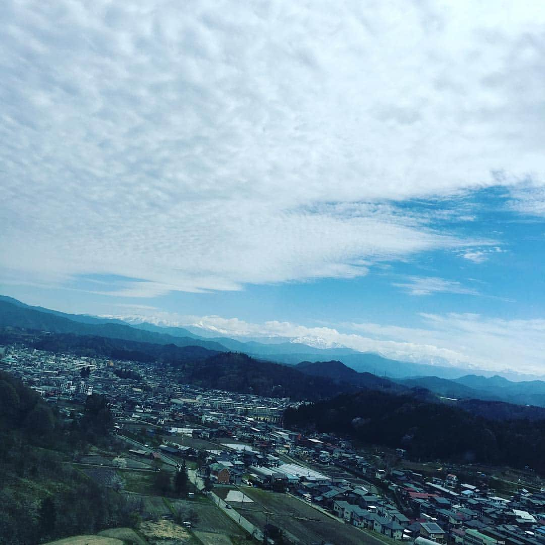 清水あすかさんのインスタグラム写真 - (清水あすかInstagram)「#ホテル #岐阜県 #飛騨高山 #asukahimesky  #本日も快晴 #空を見上げる #余裕が欲しい #ホテルからの風景」5月5日 9時39分 - asukahime1015