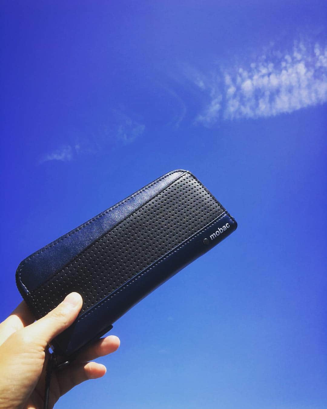 mobacのインスタグラム：「本日は晴天なり♪青空に青色のお財布。 #mobac #モバック #ブルー #晴天 #こどもの日 #スカイブルー #skyblue #長財布 #ラウンドファスナー #ブルー財布 #青色の財布」